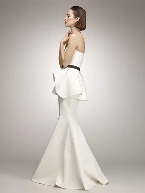 Սպիտակ երկար կիսանդրին զգեստ `բազայով