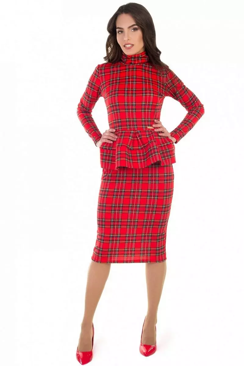Checkered կարմիր զգեստը բասկերով
