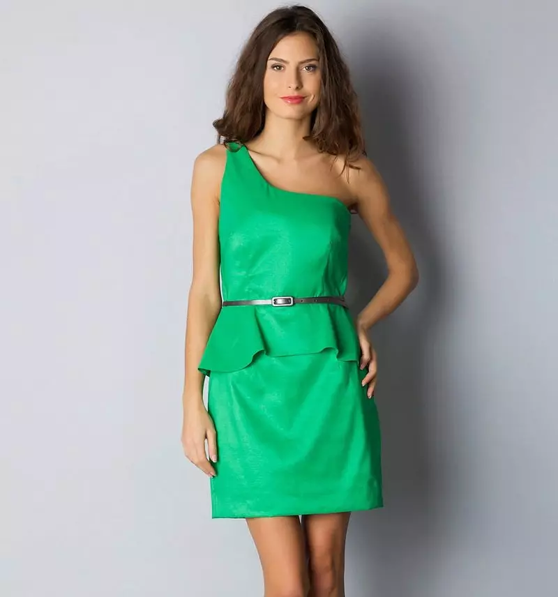 Grønn kjole med baskisk og stropp på en skulder