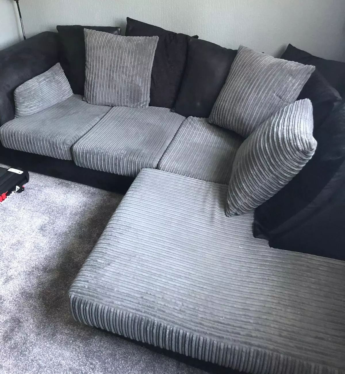 Lo egiteko lekua duen izkin txikiko sofak: sofas txikiak 2000x1400 mm eta beste tamaina trinkoak. Aukeratu mini-sofa 20908_40