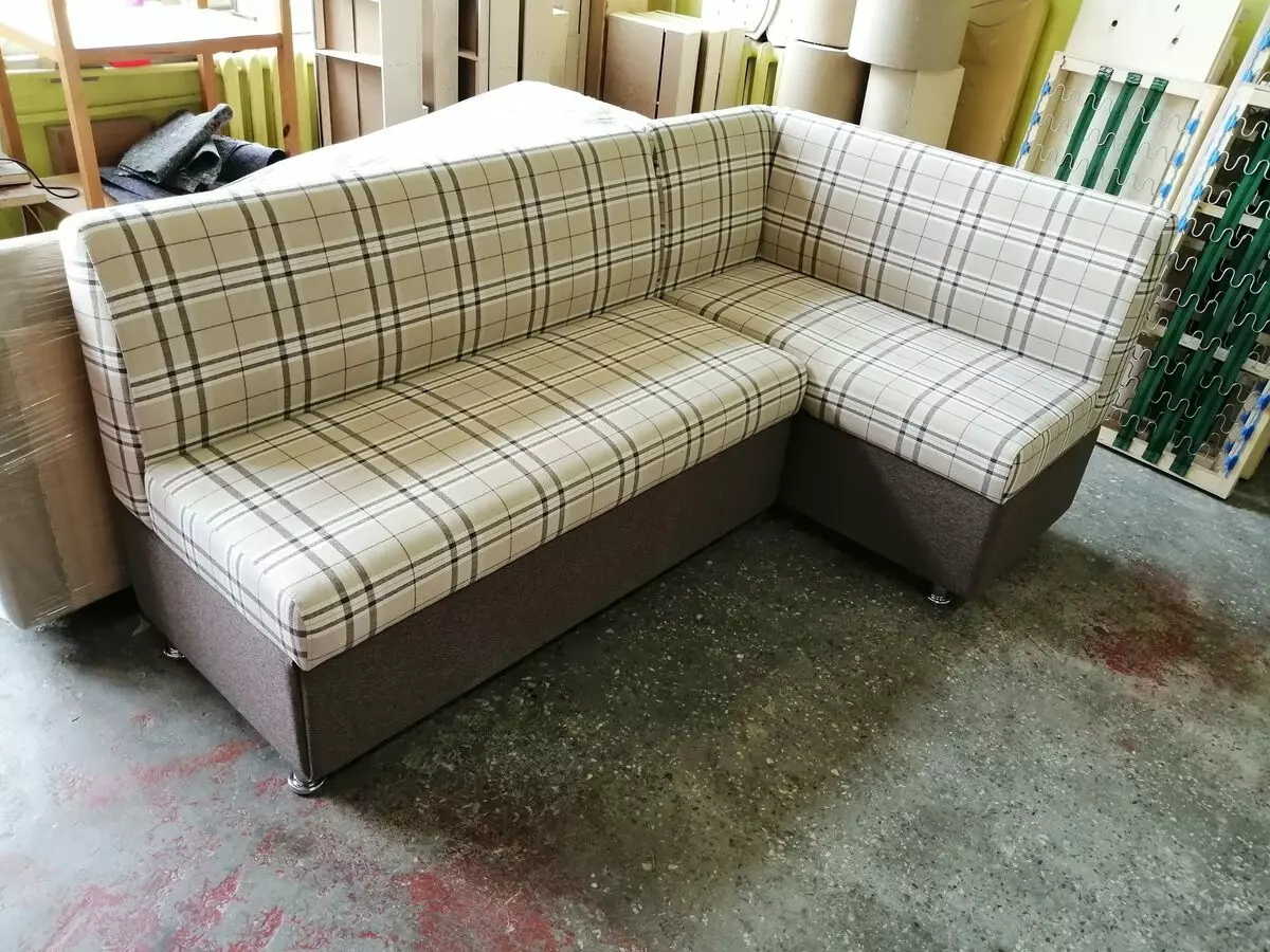 Mazie stūra dīvāni ar miega vietu: mazie dīvāni 2000x1400 mm un kompakti citi izmēri. Izvēlieties mini-dīvānu 20908_44