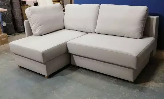 Makona ang'onoang'ono omwe ali ndi malo ogona: sofa yaying'ono ya 2000x1400 mm ndikuyatsa mbali zina. Sankhani mini-sofa 20908_6