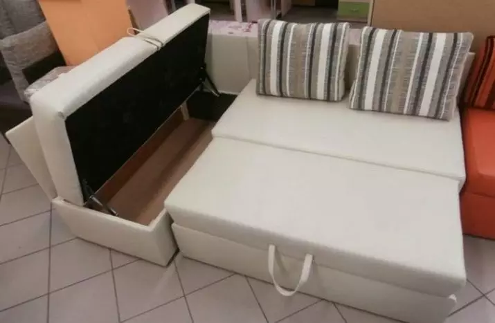 Mazie stūra dīvāni ar miega vietu: mazie dīvāni 2000x1400 mm un kompakti citi izmēri. Izvēlieties mini-dīvānu 20908_9