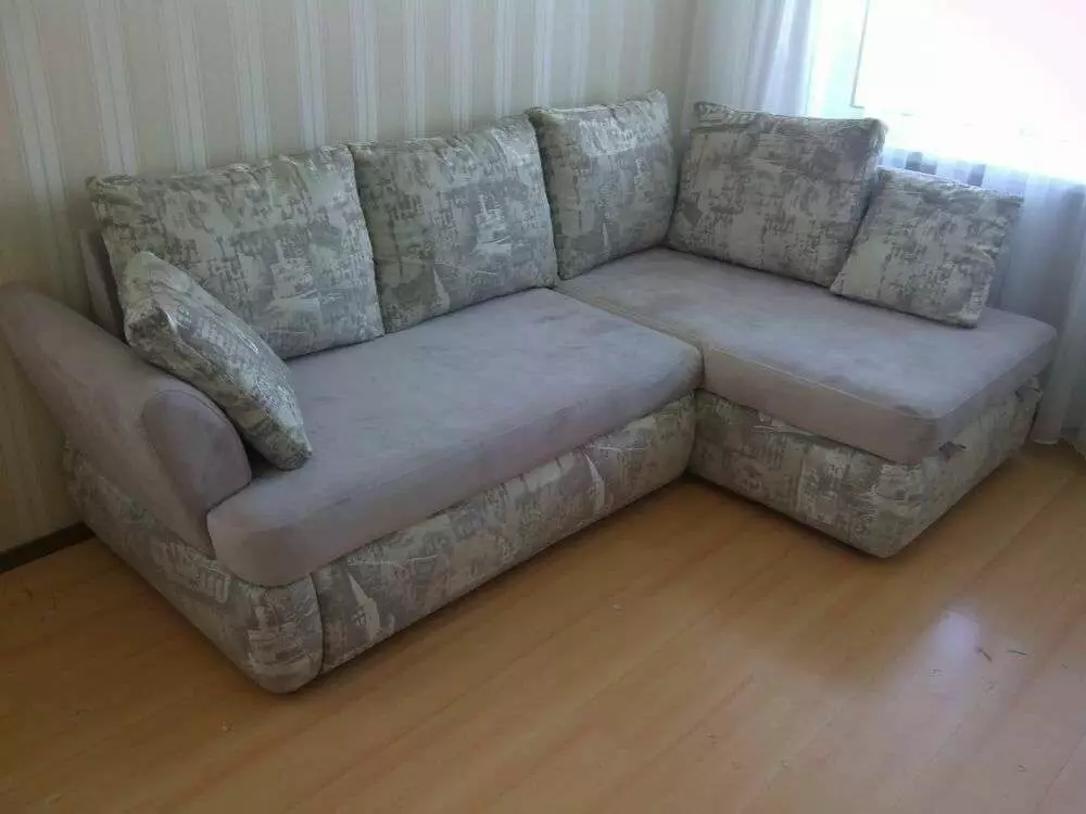 Sofa sudut kecil (75 gambar): Dimensi sofa kecil sofa kecil. Lipat padat dan sofa tidak terkawal di pedalaman 20914_46