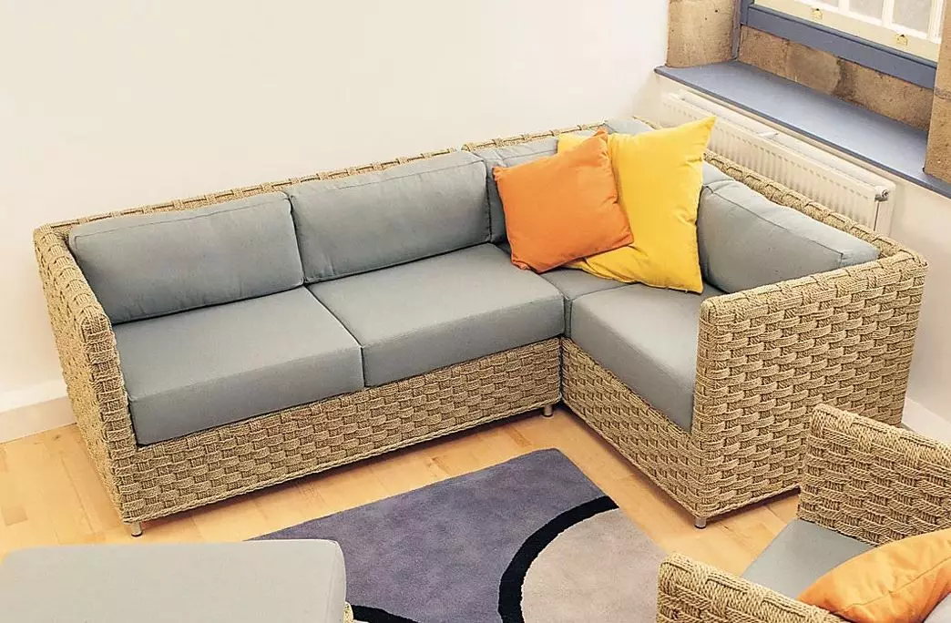 Little Corner Sofas (75 fotos): Dimensiones de pequeños sofás pequeños sofás. Sofás compactos plegables y poco lóginales en el interior. 20914_56