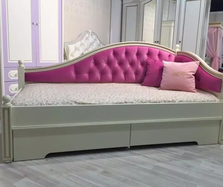 청소년을위한 소파 침대 (57 사진) : 정형 외과 또는 표준 매트리스가있는 모델 변압기, 서랍 및 기타 침대 20920_35