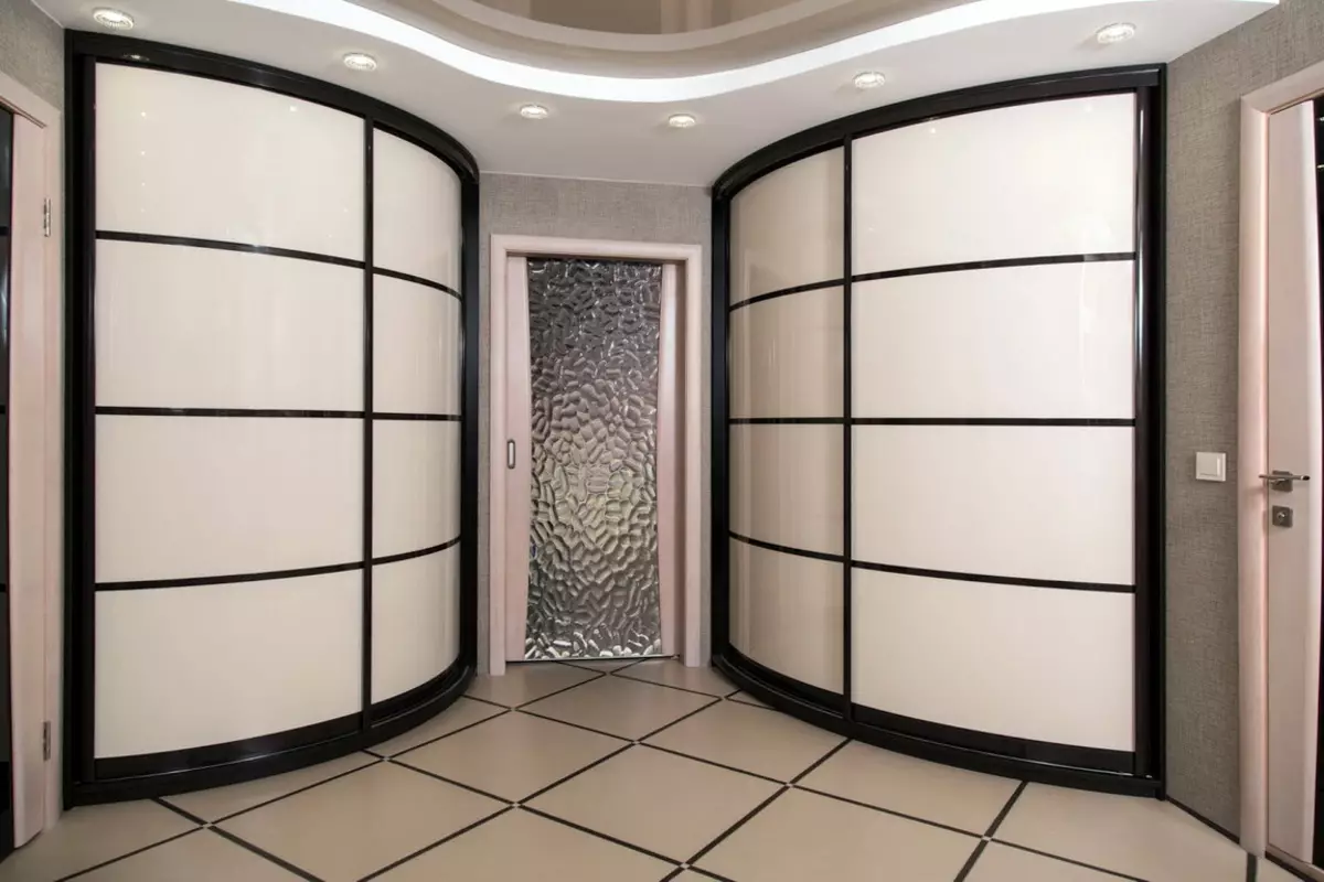 Sisseehitatud garderoob koridoris (108 fotot): disaini ideed sisseehitatud struktuuride, nurkade ja kiik mudelite jaoks väikese koridori, täites sees, kitsas ja ostukapid 20922_105