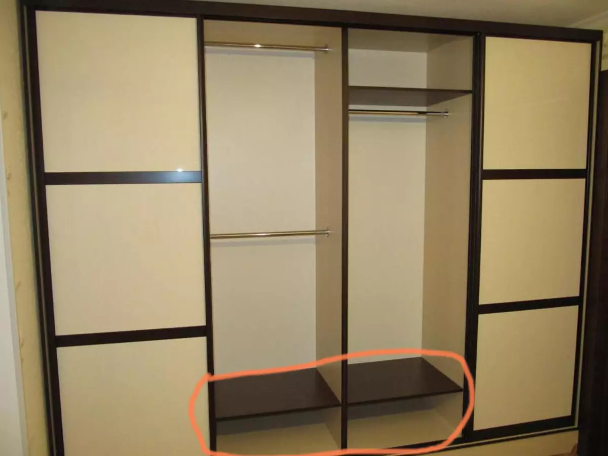 Вграден гардероб в коридора (108 снимки): дизайнерски идеи за вградени структури, ъглови и люлеещи модели за малък коридор, пълнене вътре, тесни и търговски шкафове 20922_64