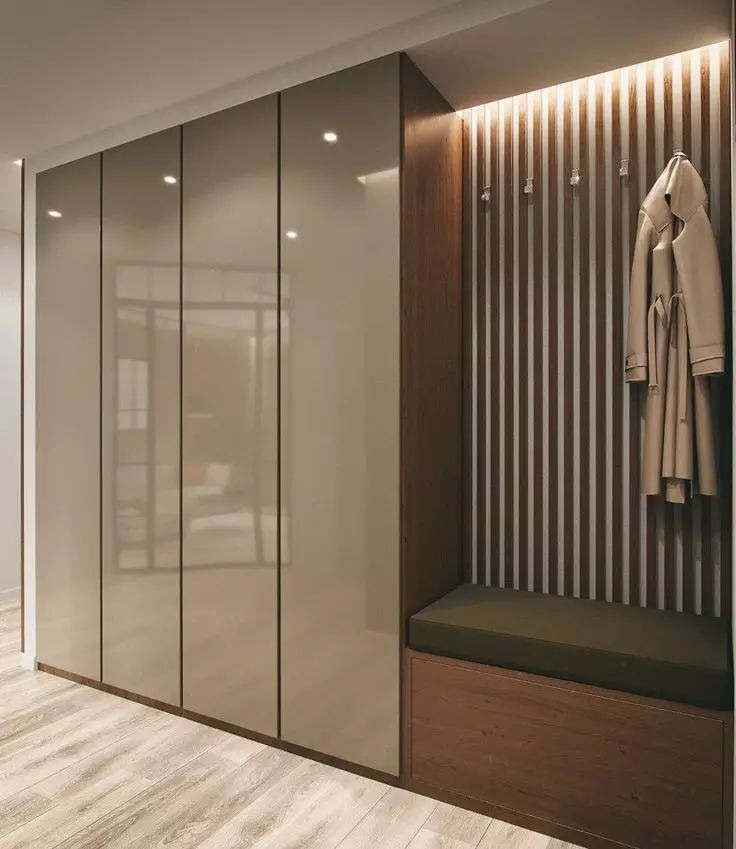 Indbygget garderobe i gangen (108 billeder): Design ideer af indlejrede strukturer, vinkel- og svingmodeller til en lille korridor, påfyldning indenfor, smalle og shoppingskabe 20922_75