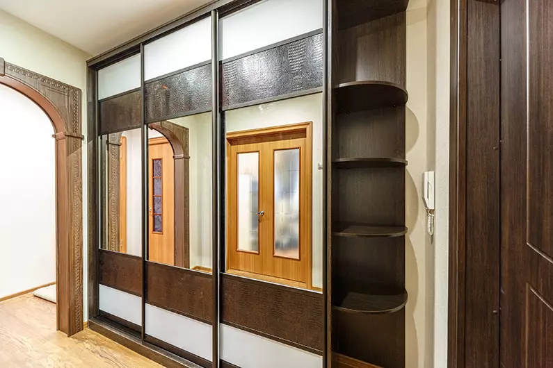Tủ quần áo tích hợp trên hành lang (108 ảnh): Ý tưởng thiết kế của các cấu trúc nhúng, mô hình góc và swing cho một hành lang nhỏ, điền vào bên trong, tủ hẹp và tủ mua sắm 20922_9