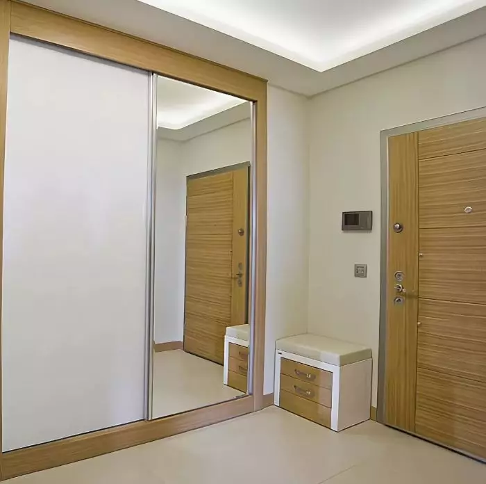 Ugrađena garderoba u hodniku (86 fotografija): dizajnirati ideje ugrađenih ormara u hodniku. Izaberite kutne ormariće u malom hodniku i drugim opcijama 20926_10