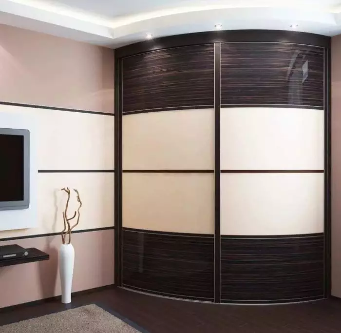 Indbygget garderobe i gangen (86 billeder): Design ideer af indlejrede frysere i korridoren. Vælg vinkel spejlskabe i små hall og andre muligheder 20926_11