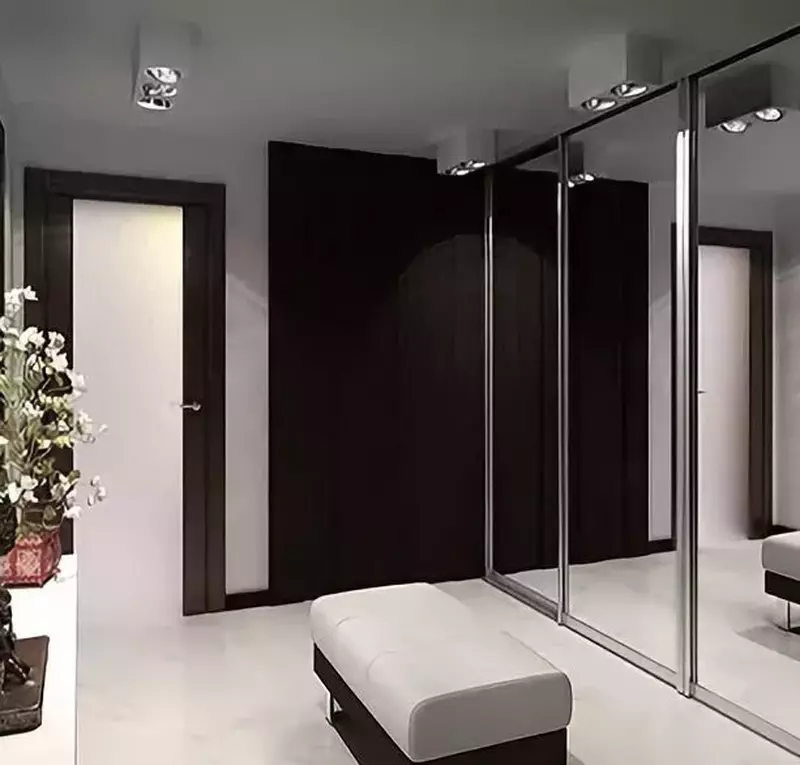 ჩამონტაჟებული კარადები დარბაზში (86 ფოტო): დერეფანში ჩადგმული კაბინეტების დიზაინის იდეები. არჩევა კუთხოვანი სარკის კარადები მცირე hallway და სხვა პარამეტრები 20926_13