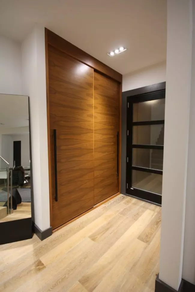 Вграден гардероб в коридора (86 снимки): дизайн идеи за вградени шкафове в коридора. Изберете ъглови огледални шкафове в малък коридор и други опции 20926_15