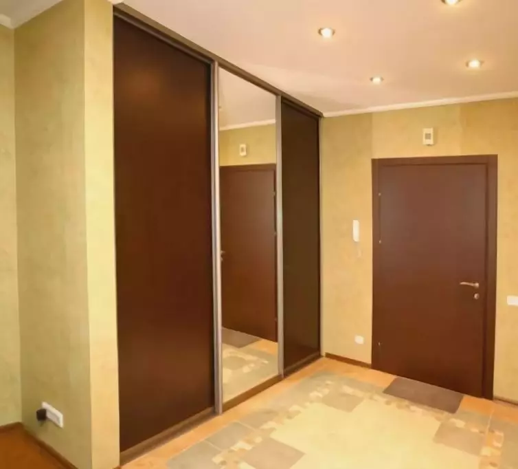 Вграден гардероб в коридора (86 снимки): дизайн идеи за вградени шкафове в коридора. Изберете ъглови огледални шкафове в малък коридор и други опции 20926_17