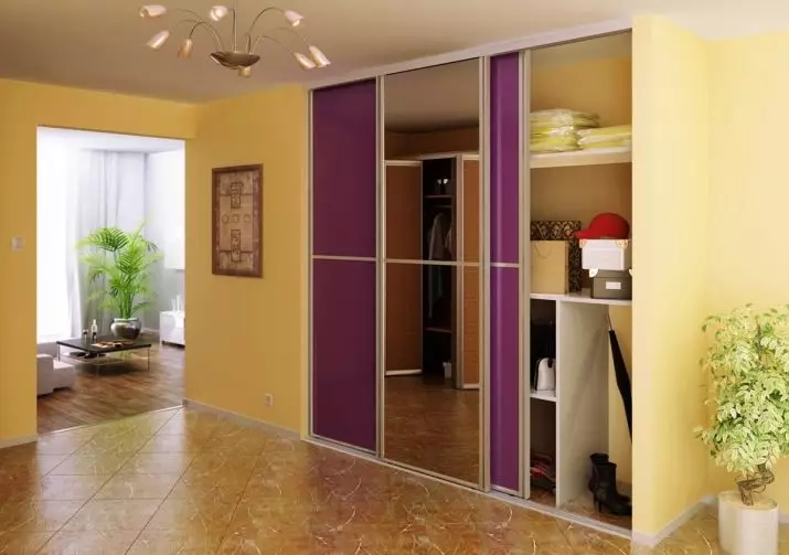 Вграден гардероб в коридора (86 снимки): дизайн идеи за вградени шкафове в коридора. Изберете ъглови огледални шкафове в малък коридор и други опции 20926_2