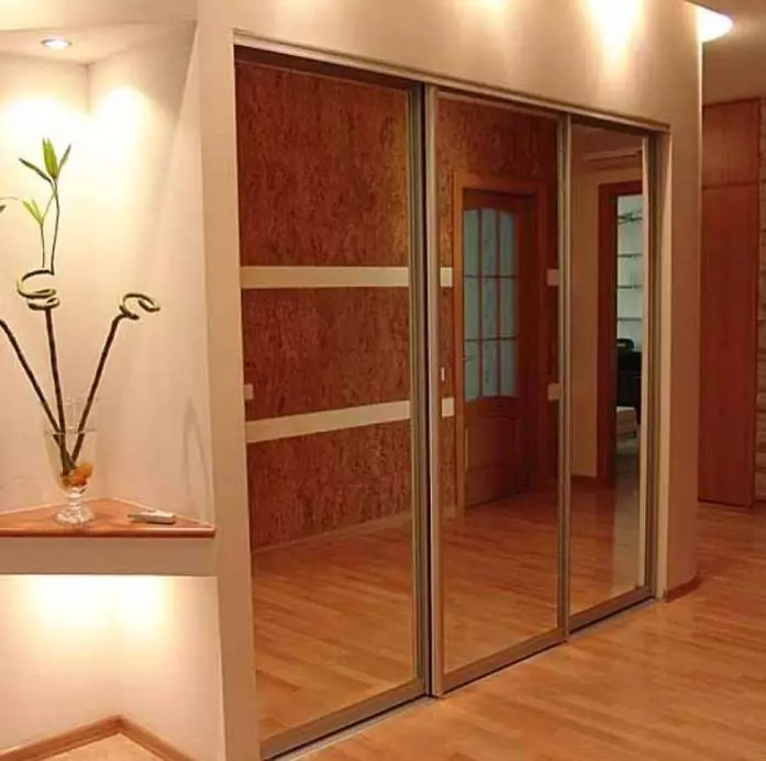 Вграден гардероб в коридора (86 снимки): дизайн идеи за вградени шкафове в коридора. Изберете ъглови огледални шкафове в малък коридор и други опции 20926_25