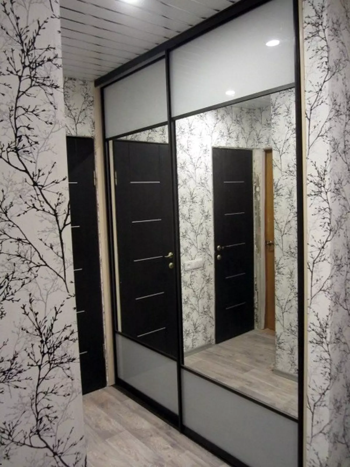 Вграден гардероб в коридора (86 снимки): дизайн идеи за вградени шкафове в коридора. Изберете ъглови огледални шкафове в малък коридор и други опции 20926_30