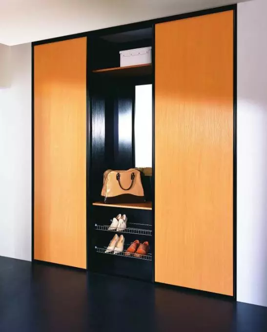 Almari pakaian terbina dalam di lorong (86 foto): Idea reka bentuk kabinet tertanam di koridor. Pilih kabinet cermin sudut di lorong kecil dan pilihan lain 20926_31