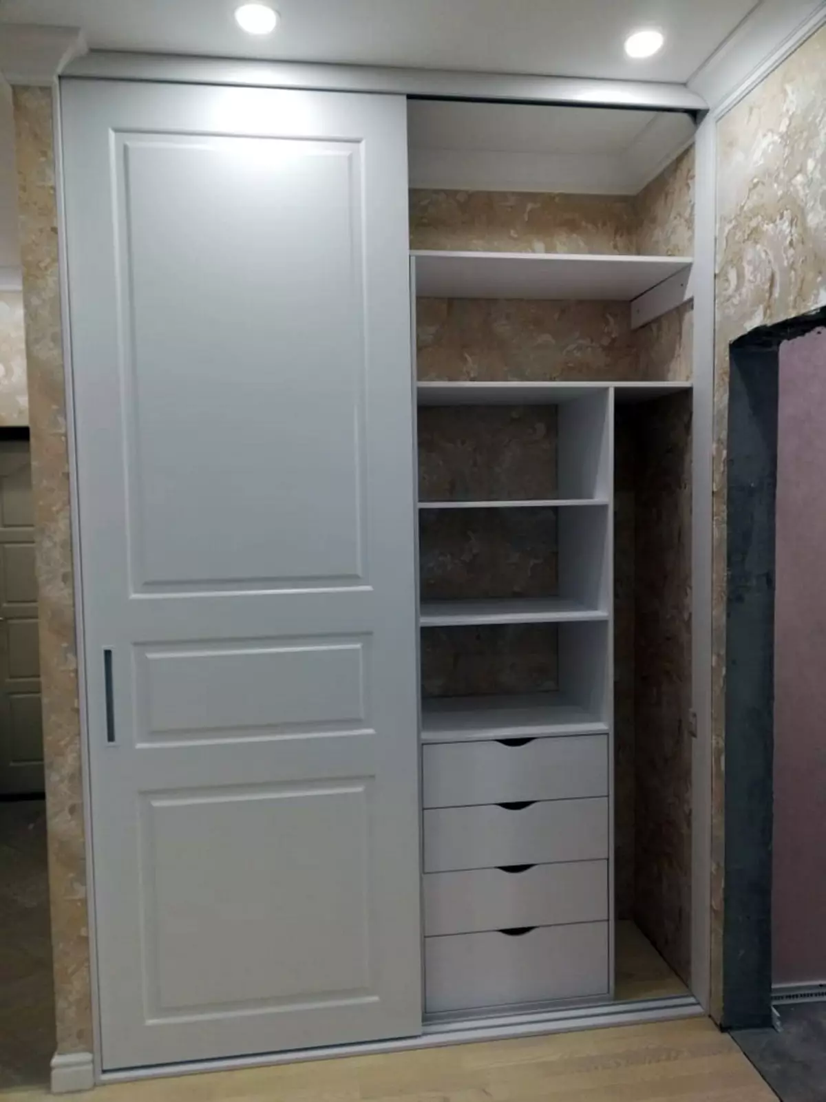 Вграден гардероб в коридора (86 снимки): дизайн идеи за вградени шкафове в коридора. Изберете ъглови огледални шкафове в малък коридор и други опции 20926_32