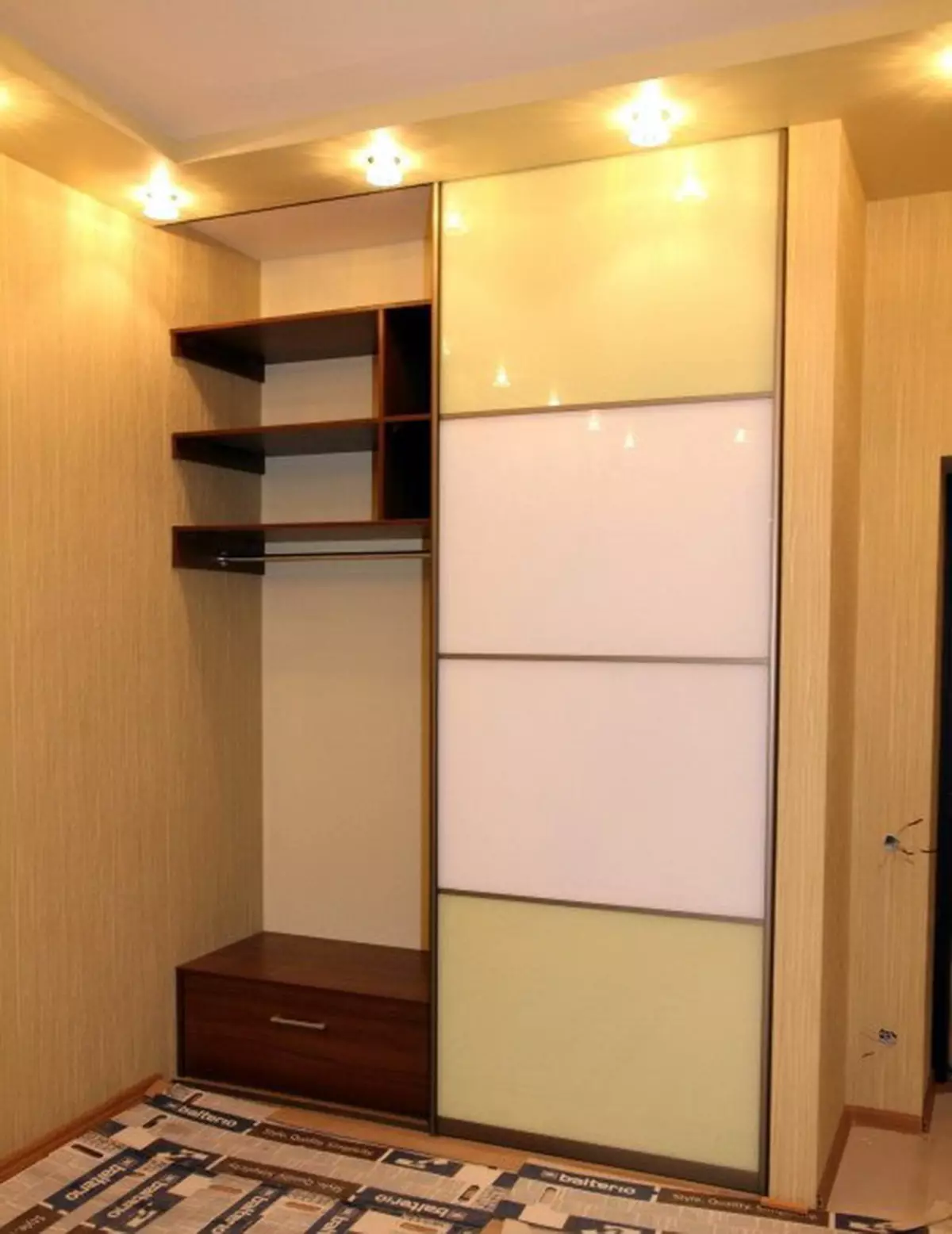 Вграден гардероб в коридора (86 снимки): дизайн идеи за вградени шкафове в коридора. Изберете ъглови огледални шкафове в малък коридор и други опции 20926_33