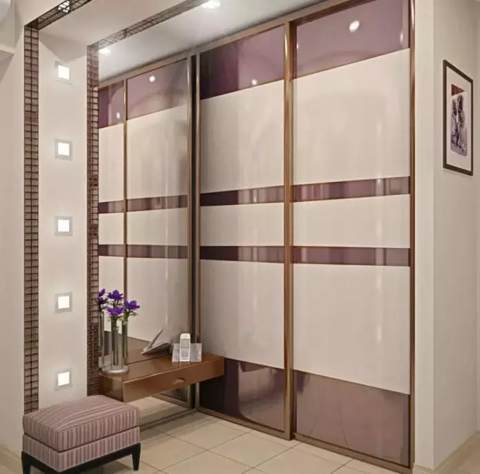 Vgrajena garderoba na hodniku (86 fotografij): Ideje oblikovanja vgrajenih omaric v hodniku. Izberite kotne omare zrcala v majhnem hodniku in druge možnosti 20926_38
