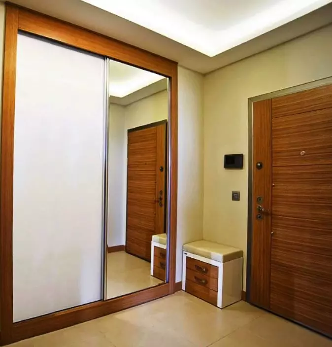 Garderobă încorporată în hol (86 fotografii): Design idei de dulapuri încorporate pe coridor. Alegeți dulapurile oglinzei unghiulare în hol mici și alte opțiuni 20926_41