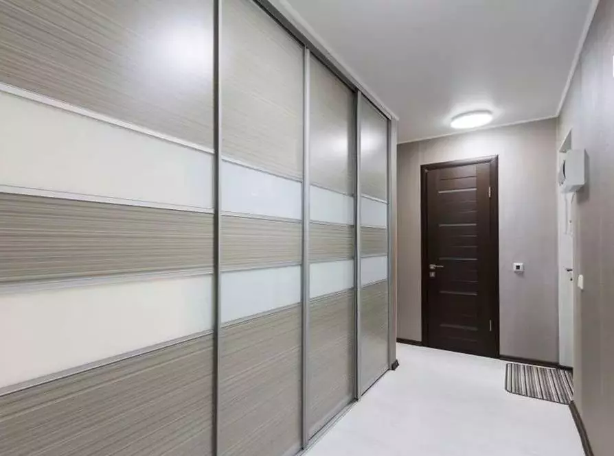 Lemari pakaian bawaan di lorong (86 foto): Ide desain lemari embedded di koridor. Pilih kabinet cermin sudut di lorong kecil dan opsi lainnya 20926_43