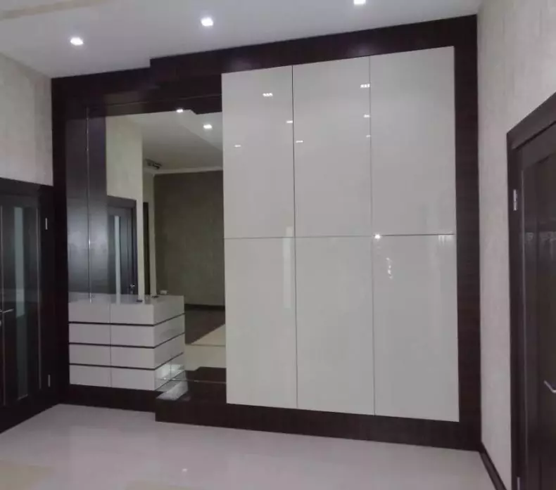 Beépített szekrény a folyosón (86 fotók): Tervezési ötletek a beágyazott szekrények a folyosón. Válassza ki a szögletes tükörszekrényeket a kis folyosón és más opciókban 20926_47