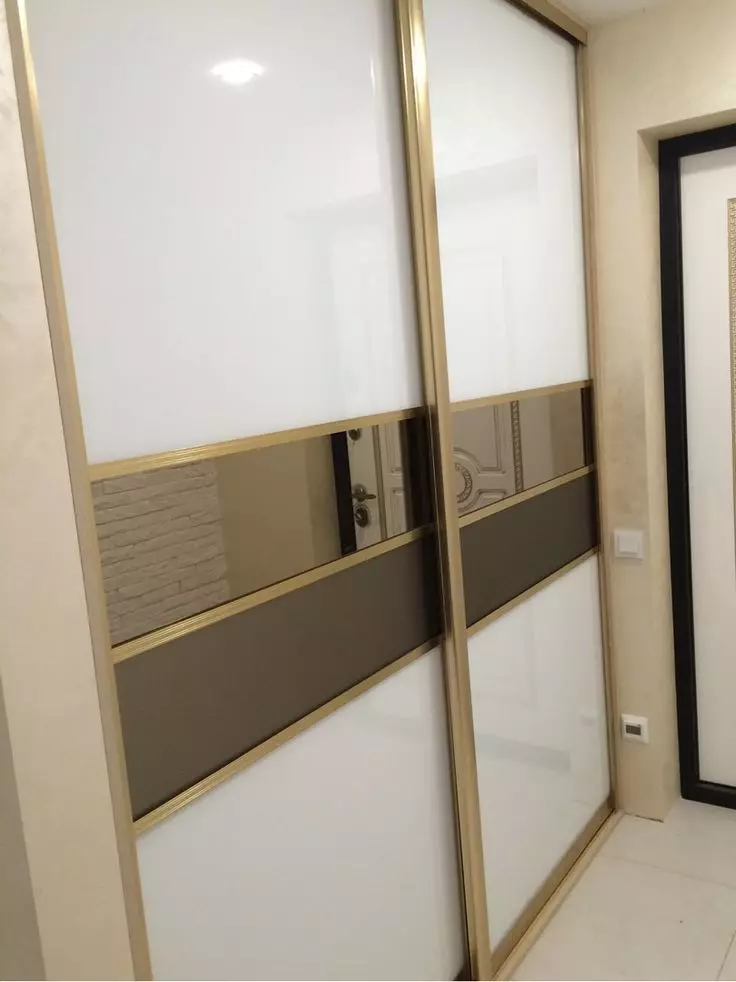 Ugrađena garderoba u hodniku (86 fotografija): dizajn ideje ugrađenih ormara u hodniku. Odaberite kutni zrcalni ormarići u malom hodniku i drugim opcijama 20926_48