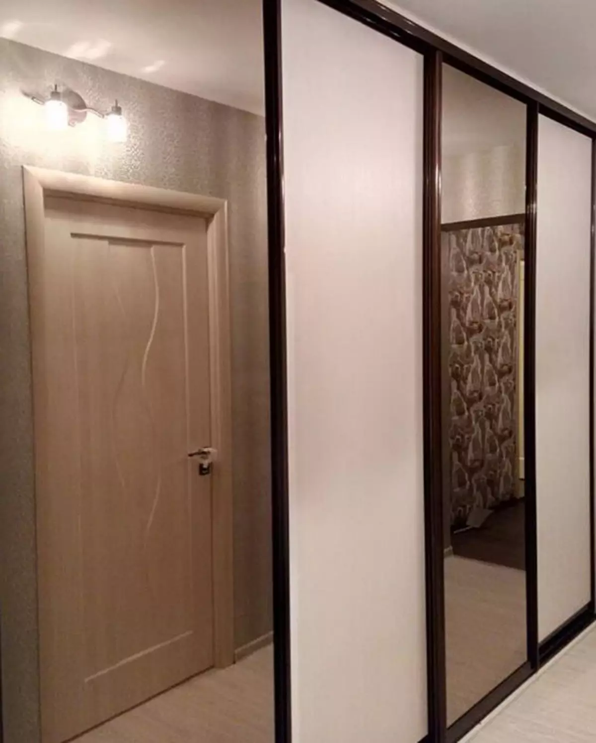 Beépített szekrény a folyosón (86 fotók): Tervezési ötletek a beágyazott szekrények a folyosón. Válassza ki a szögletes tükörszekrényeket a kis folyosón és más opciókban 20926_5