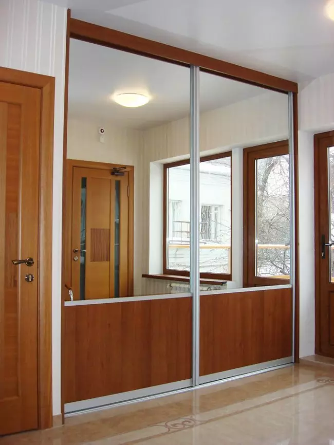 Tủ quần áo tích hợp trên hành lang (86 ảnh): Ý tưởng thiết kế tủ nhúng trong hành lang. Chọn tủ gương góc trong hành lang nhỏ và các lựa chọn khác 20926_50