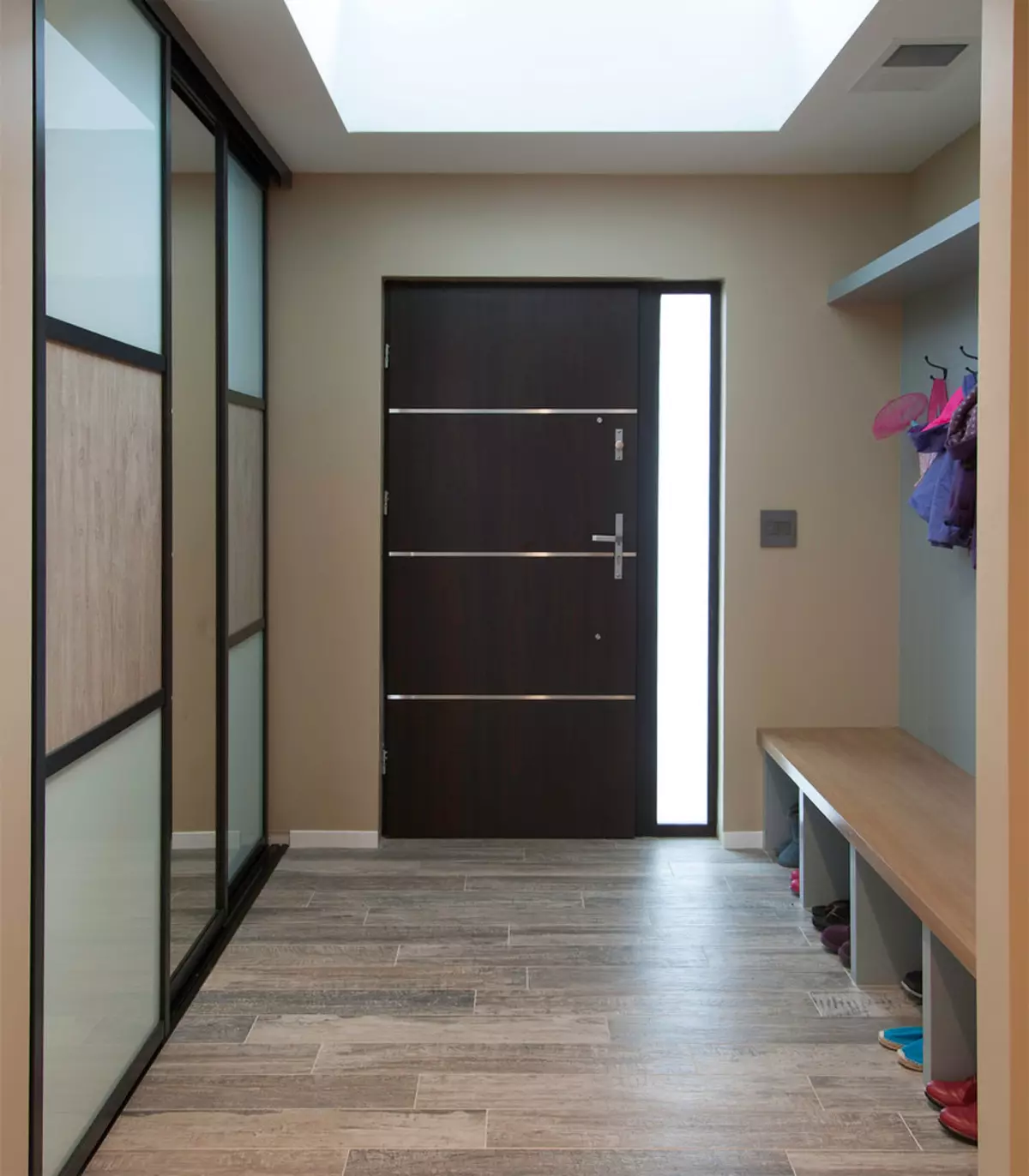 Beépített szekrény a folyosón (86 fotók): Tervezési ötletek a beágyazott szekrények a folyosón. Válassza ki a szögletes tükörszekrényeket a kis folyosón és más opciókban 20926_51