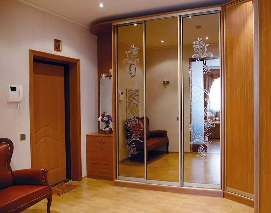 Vgrajena garderoba na hodniku (86 fotografij): Ideje oblikovanja vgrajenih omaric v hodniku. Izberite kotne omare zrcala v majhnem hodniku in druge možnosti 20926_54