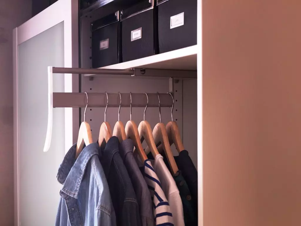 Lemari pakaian bawaan di lorong (86 foto): Ide desain lemari embedded di koridor. Pilih kabinet cermin sudut di lorong kecil dan opsi lainnya 20926_60