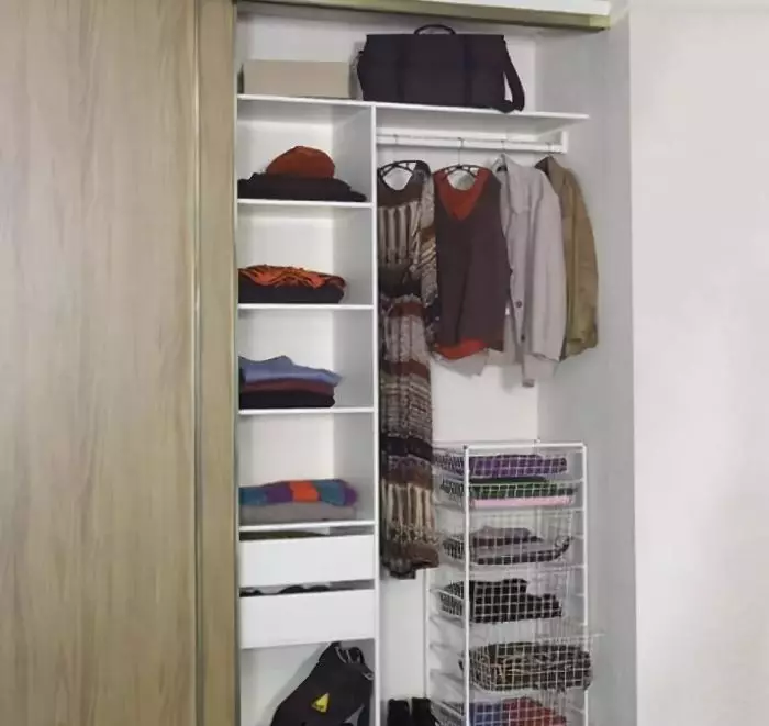 Вградена гардероба во ходникот (86 фотографии): Дизајн идеи за вградени кабинети во ходникот. Изберете аголни огледални кабинети во мали ходници и други опции 20926_63