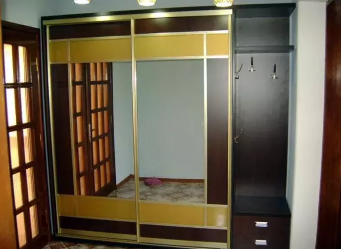 Ugrađena garderoba u hodniku (86 fotografija): dizajn ideje ugrađenih ormara u hodniku. Odaberite kutni zrcalni ormarići u malom hodniku i drugim opcijama 20926_64