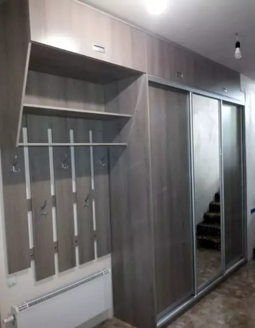 Ugrađena garderoba u hodniku (86 fotografija): dizajnirati ideje ugrađenih ormara u hodniku. Izaberite kutne ormariće u malom hodniku i drugim opcijama 20926_65