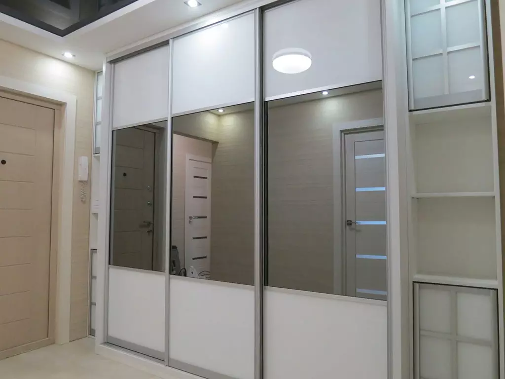 Вграден гардероб в коридора (86 снимки): дизайн идеи за вградени шкафове в коридора. Изберете ъглови огледални шкафове в малък коридор и други опции 20926_74