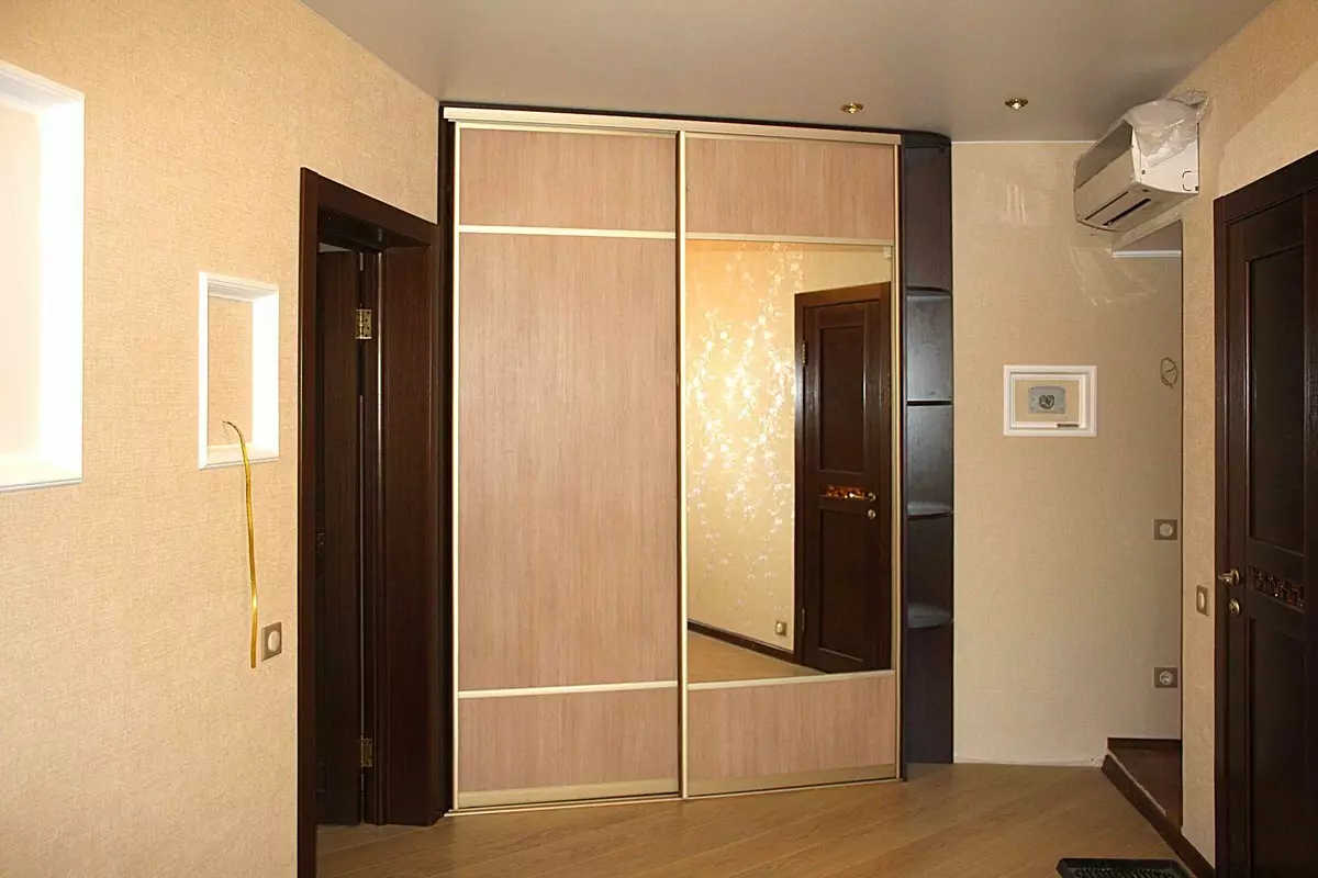 Ugrađena garderoba u hodniku (86 fotografija): dizajn ideje ugrađenih ormara u hodniku. Odaberite kutni zrcalni ormarići u malom hodniku i drugim opcijama 20926_78