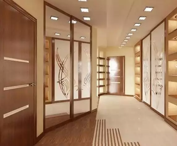 Almari pakaian terbina dalam di lorong (86 foto): Idea reka bentuk kabinet tertanam di koridor. Pilih kabinet cermin sudut di lorong kecil dan pilihan lain 20926_82