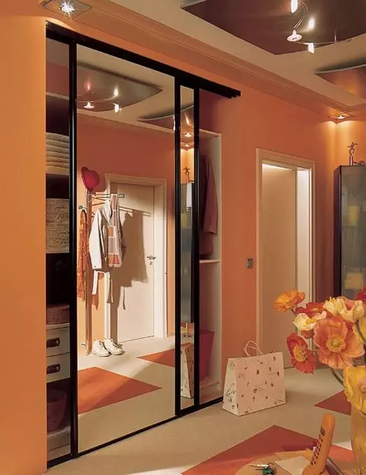 Indbygget garderobe i gangen (86 billeder): Design ideer af indlejrede frysere i korridoren. Vælg vinkel spejlskabe i små hall og andre muligheder 20926_85