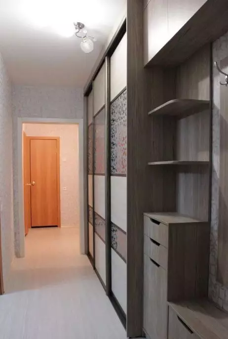 Вграден гардероб в коридора (86 снимки): дизайн идеи за вградени шкафове в коридора. Изберете ъглови огледални шкафове в малък коридор и други опции 20926_86