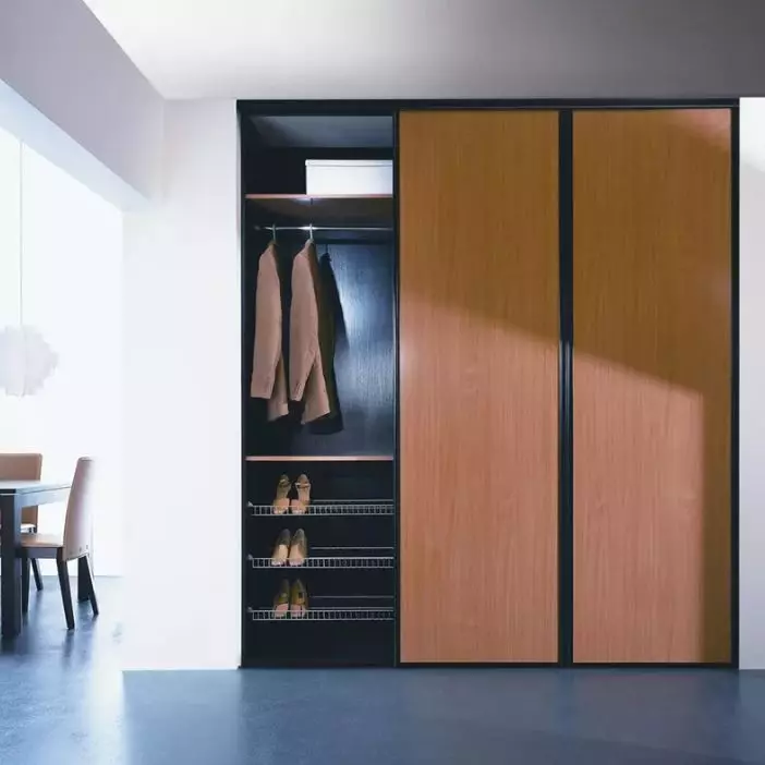 Вграден гардероб в коридора (86 снимки): дизайн идеи за вградени шкафове в коридора. Изберете ъглови огледални шкафове в малък коридор и други опции 20926_9