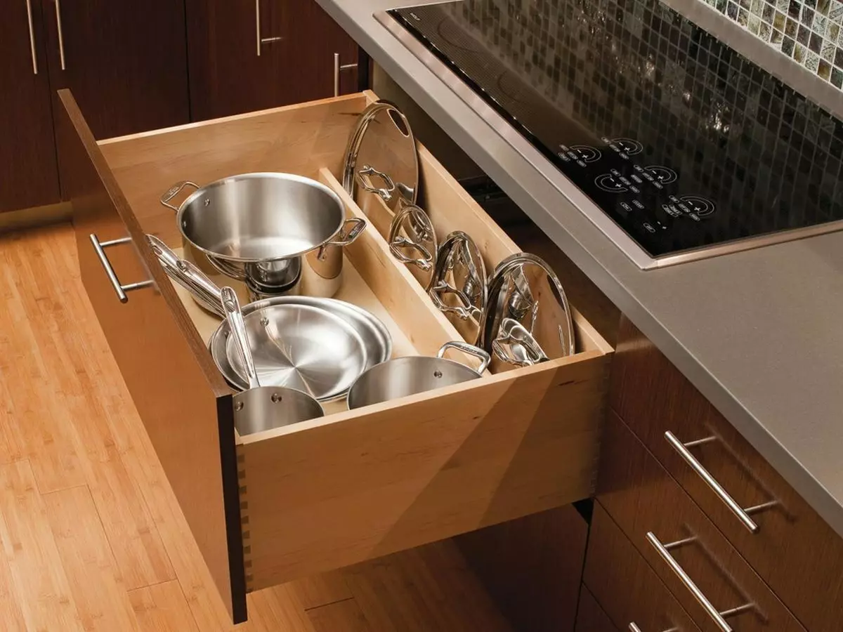 La profundidad de las gabinetes de fondo de la cocina (14 fotos): ¿Cuál es la profundidad estándar de los gabinetes de cocina inferiores al aire libre? ¿Cómo recogerlo? 20936_11