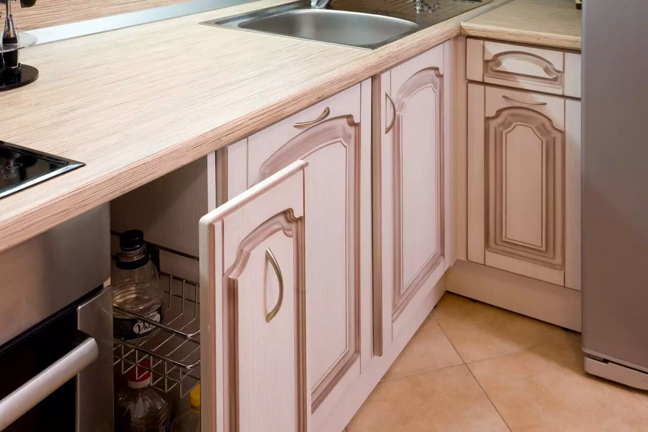 Adâncimea dulapurilor de fund de bucătărie (14 fotografii): Care este adâncimea standard a dulapurilor de bucătărie inferioară în aer liber? Cum să-l ridice? 20936_9