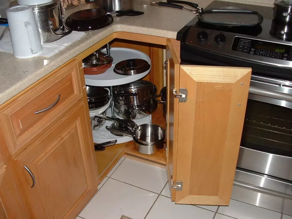 Armários de canto na cozinha (56 fotos): Visão geral dos cacifos de cozinha de chão, opções para heatlocks com armários inferiores com canto chanfrado 20938_13