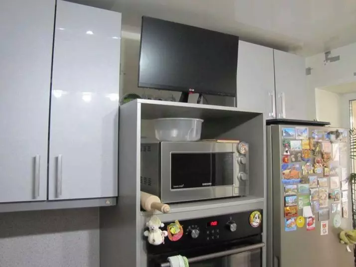Kuchyňská televize Možnosti ubytování (56 fotek): Instalace v kuchyni headset, možnosti designu kuchyně. Jak zavěsit TV přes stůl? 20943_10
