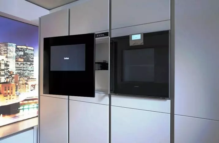 Opcions d'allotjament de la televisió de cuina (56 fotos): instal·lació en els auriculars de la cuina, opcions de disseny de cuina. Com penjar la televisió sobre la taula? 20943_13