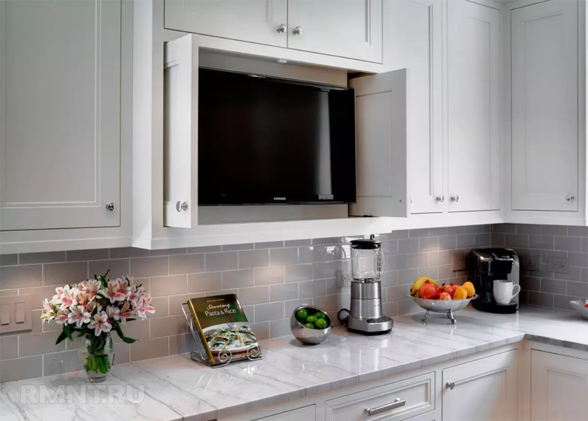 Opcions d'allotjament de la televisió de cuina (56 fotos): instal·lació en els auriculars de la cuina, opcions de disseny de cuina. Com penjar la televisió sobre la taula? 20943_21